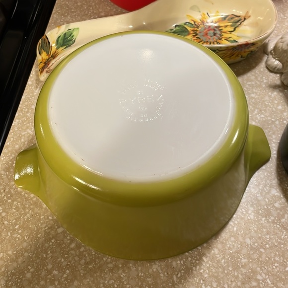 Vintage pyrex yellow daisy 2.5L,  1-1/2qt olive casserole dish. Great condition. - Picture 6 of 12